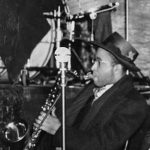 Tenorsaxofonista Herschel Evans coby člen Count Basie Orchestra, Howard Theatre, Washington D.C., ca. 1939 (Credit Photo: William P. Gottlieb/ Library of Congress., Washington D.C. / Wikimedia, Creative Commons Zero, Public Domain Dedication)