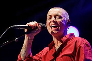 Sinead O'Connor 26. července 2014 na francouzském Festival de Cornouaille (Credit Photo: Thesupermat / Wikimedia, Creative Commons Attribution-Share Alike 3.0)