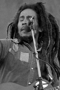 Jamajský reggae zpěvák, kytarista a skladatel Bob Marley na koncertě v Dalymount Park, 6. července 1980 (Credit Photo: Eddie Mallin / Wikimedia, Creative Commons Attribution 2.0)