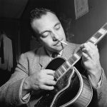 Jazzový kytarista Django Reinhardt, Aquarium Jazz Club, New York, N.Y., cca. Listopad 1946 (Credit Photo: William P. Gottlieb / Adam Cuerden / Wikimedia, Creative Commons Zero, Public Domain Dedication)