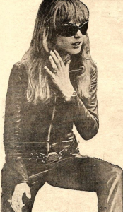 Marianne Faithfull v novinách Majalah AKTUIL Edisi 11 Tahun 1968 (Credit author: Majalah AKTUIL Edisi 11 Tahun 1968 / Wikimedia, Creative Commons Zero, Public Domain)