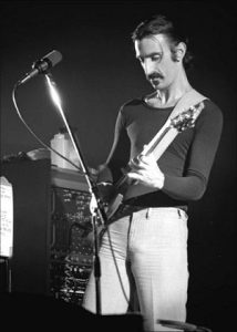 Frank Zappa v Ekeberghallen, Oslo, Norsko, 16. ledna 1977 (Credit Photo: Helge Øverås / Wikimedia, Creative Commons Attribution-Share Alike 4.0)